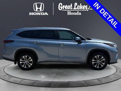 Used 2024 Toyota Highlander XLE AWD/4WD image 7