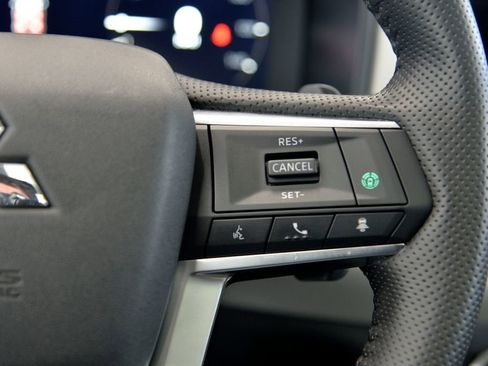 Used 2025 Mitsubishi Outlander SE image 23