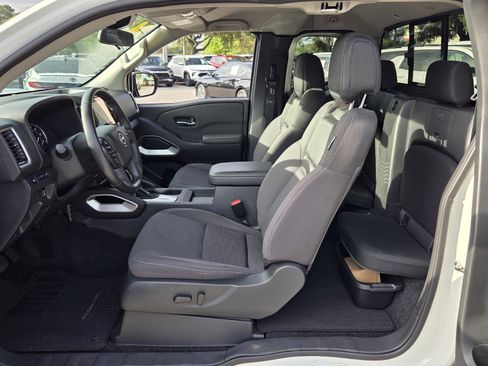 Used 2024 Nissan Frontier SV w/ SV Convenience Package RWD image 13