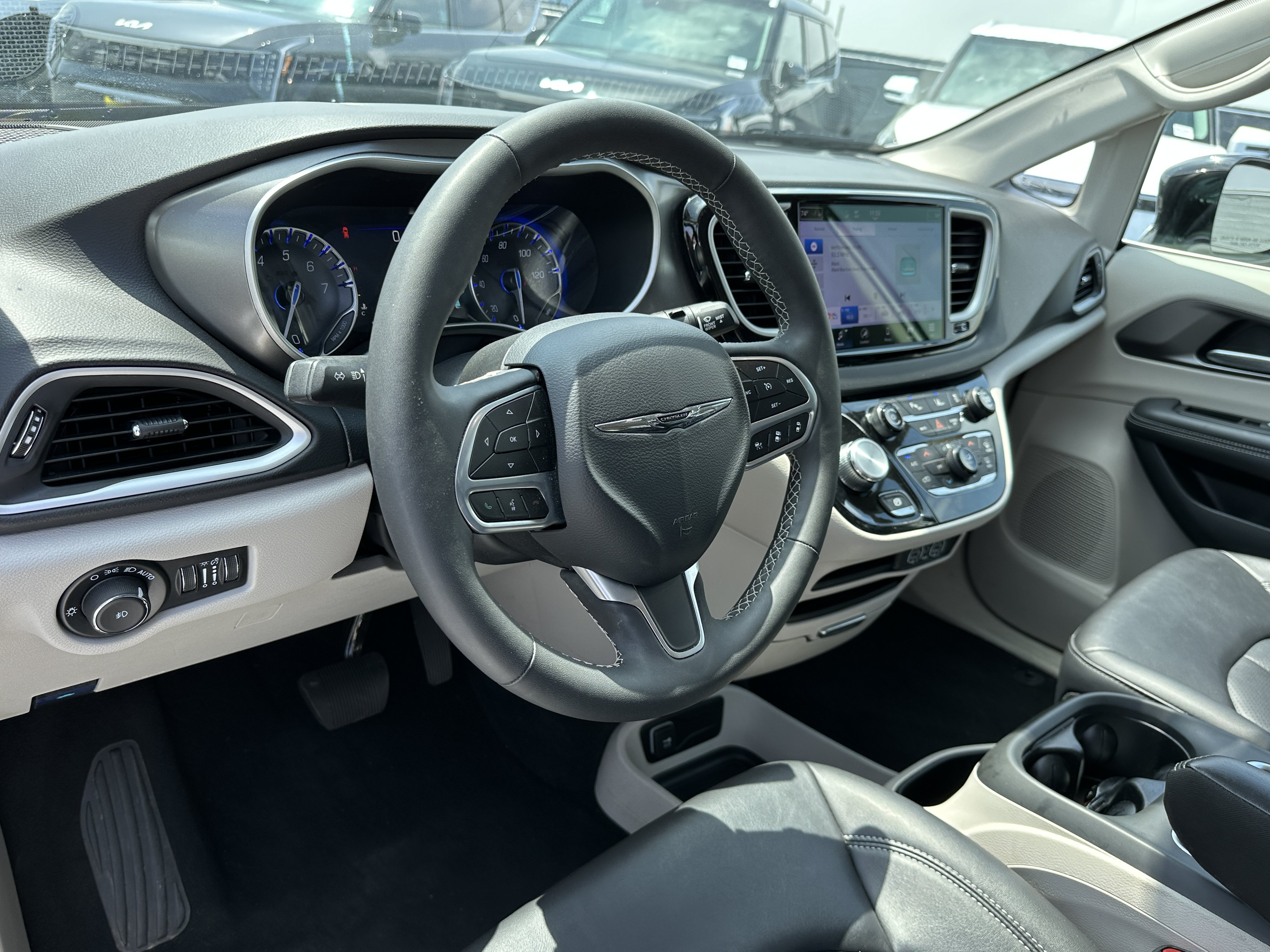 Used 2024 Chrysler Pacifica Touring-L FWD image 22