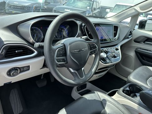 Used 2024 Chrysler Pacifica Touring-L FWD image 22