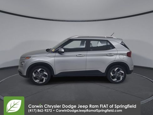 Used 2025 Hyundai Venue SEL FWD image 9