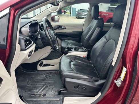 Used 2020 Chrysler Pacifica Touring-L FWD image 11