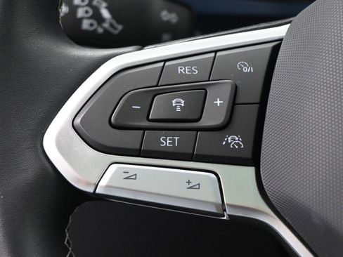 Used 2023 Volkswagen Taos SE w/ Panoramic Sunroof Package FWD image 18