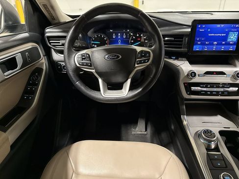 Used 2023 Ford Explorer XLT w/ Equipment Group 202A AWD/4WD image 11