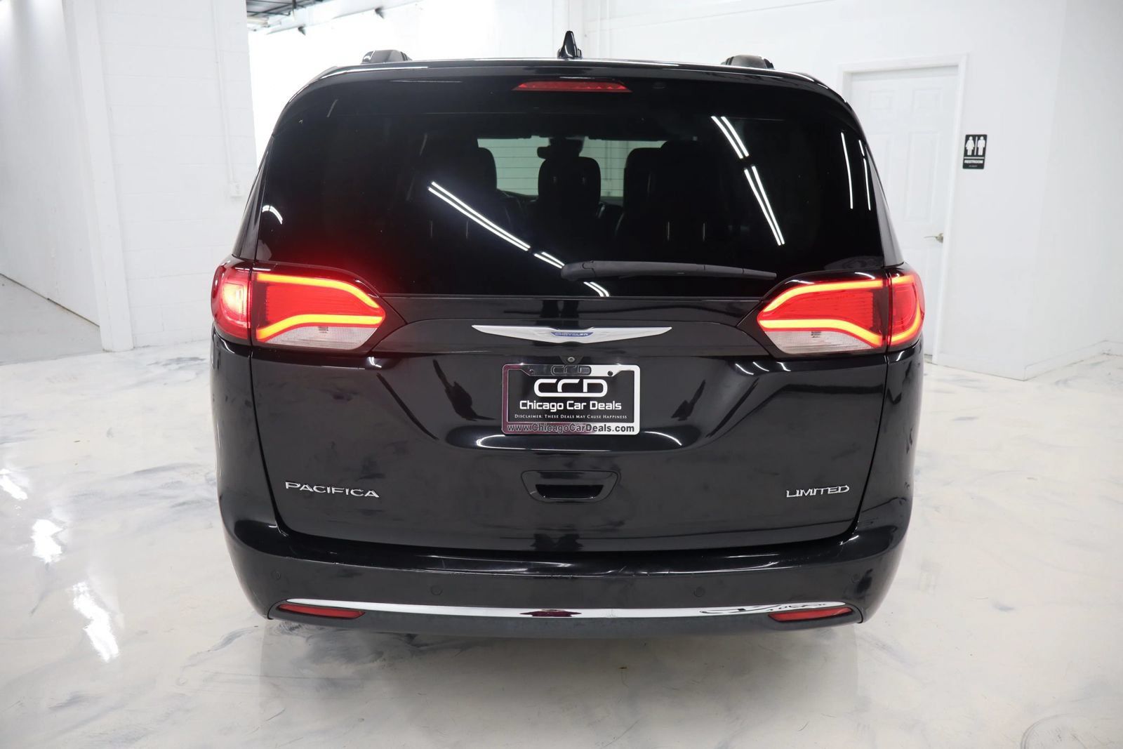 Used 2017 Chrysler Pacifica Limited w/ UConnect Theater Package FWD image 8