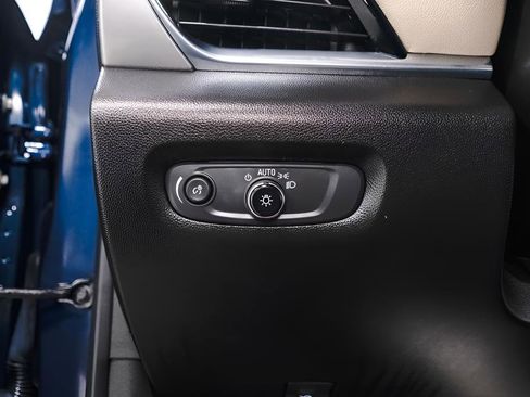 Used 2023 Chevrolet Traverse LT FWD image 21