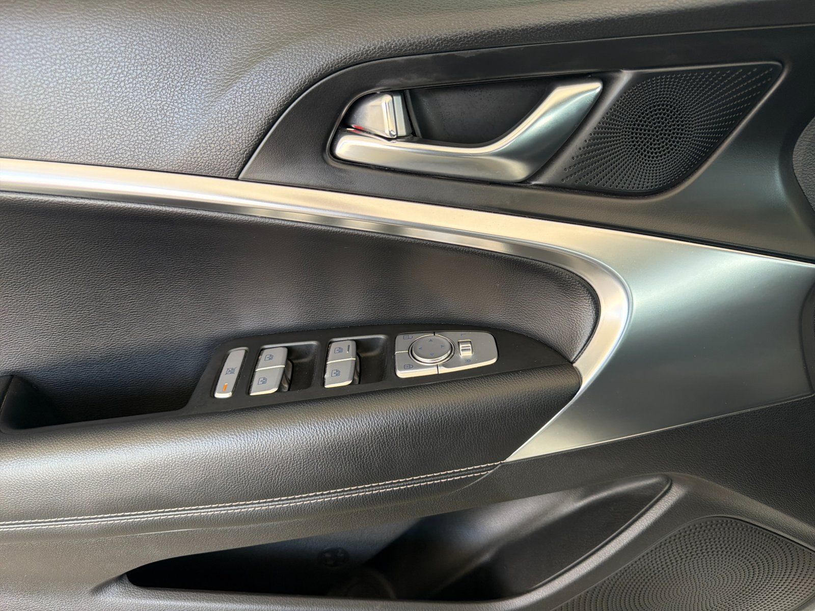 Used 2025 Genesis G70 2.5T RWD image 10