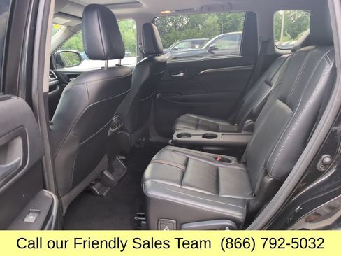 Used 2017 Toyota Highlander SE w/ Carpet Mat Package AWD/4WD image 26