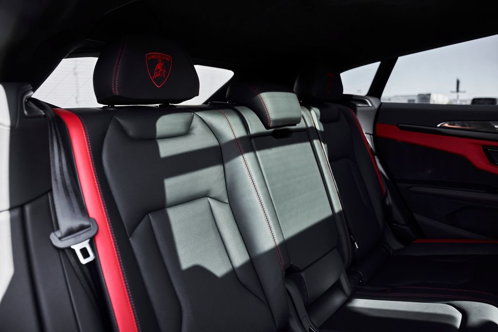 Used 2025 Lamborghini Urus SE AWD/4WD image 43