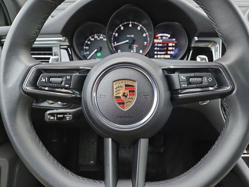 Certified 2025 Porsche Macan image 9