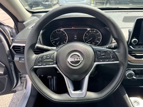 Used 2024 Nissan Altima 2.5 SV FWD image 14