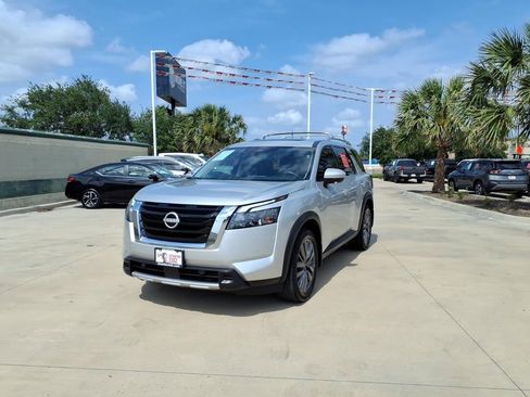 Used 2025 Nissan Pathfinder SL w/ SL Premium Package FWD image 1