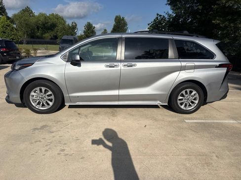 Used 2021 Toyota Sienna XLE FWD image 7
