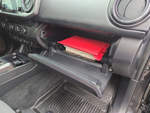 Used 2019 Toyota Tacoma TRD Sport image 28