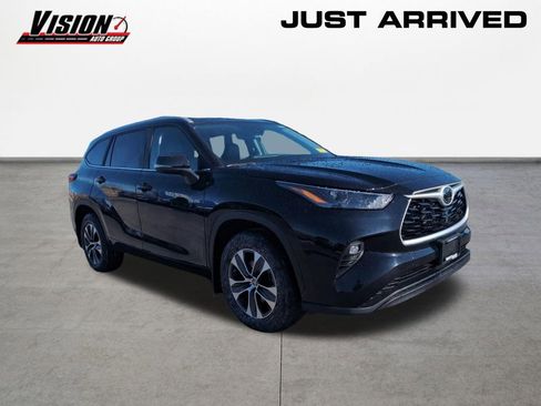 Used 2023 Toyota Highlander XLE image 3