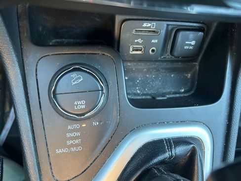 Used 2018 Jeep Cherokee Latitude Plus image 28