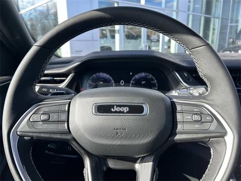 New 2025 Jeep Grand Cherokee Altitude image 8