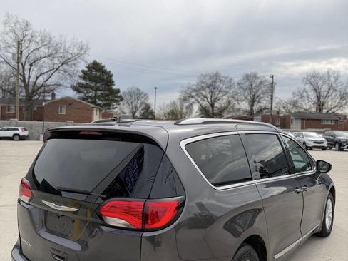 Used 2019 Chrysler Pacifica Touring-L FWD image 7