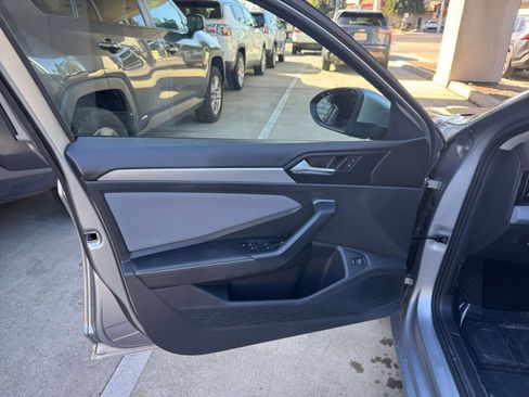 Used 2025 Volkswagen Jetta SE image 18