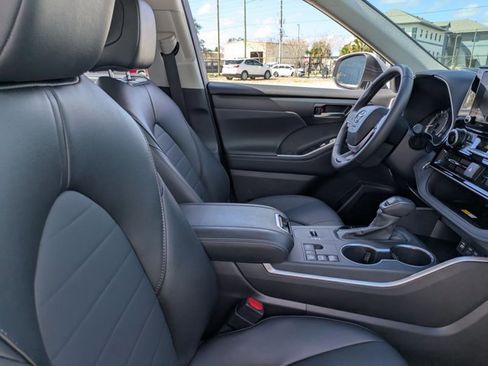 Certified 2025 Toyota Highlander XLE image 23
