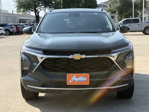 Used 2025 Chevrolet Trax LT FWD image 9