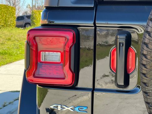 Used 2022 Jeep Wrangler Unlimited Sahara image 28