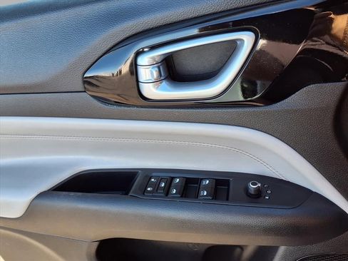 Used 2023 Jeep Compass Limited image 16