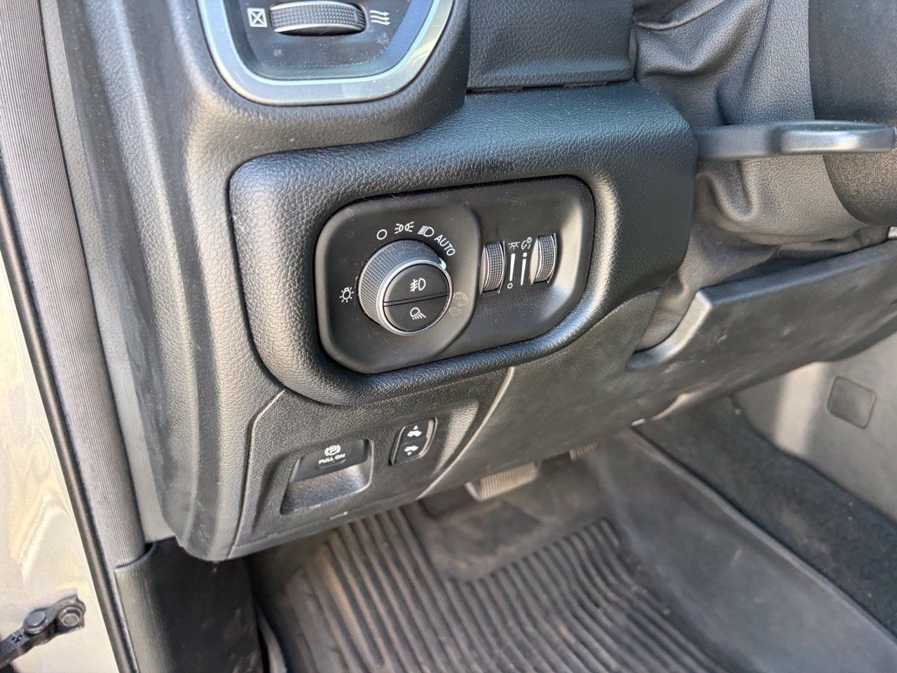 Used 2020 RAM 1500 Laramie w/ Sport Appearance Package AWD/4WD image 7