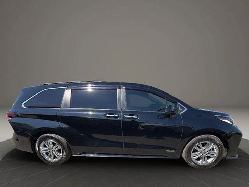 Used 2021 Toyota Sienna XSE w/ XSE Plus Package image 4