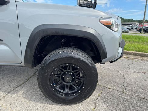 Used 2021 Toyota Tacoma TRD Off-Road w/ Technology Package AWD/4WD image 8
