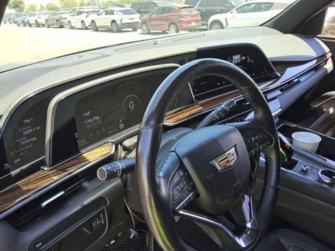 Used 2024 Cadillac Escalade ESV Luxury RWD image 3