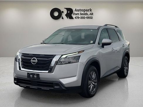 Used 2025 Nissan Pathfinder SV FWD image 2