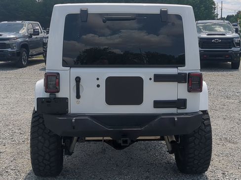Used 2014 Jeep Wrangler Unlimited Sahara w/ Connectivity Group AWD/4WD image 9