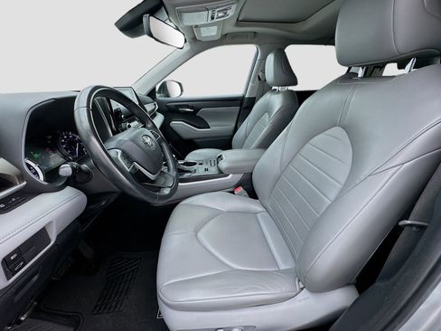 Used 2022 Toyota Highlander XLE FWD image 13