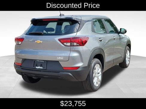 Used 2025 Chevrolet TrailBlazer LS FWD image 3
