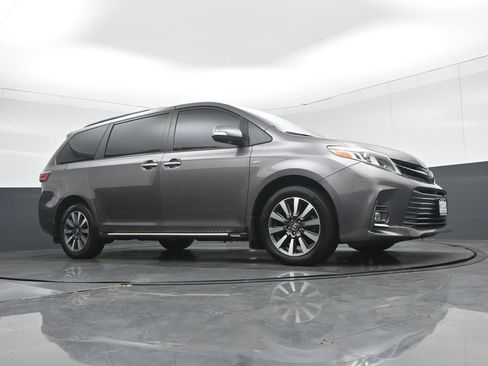Used 2018 Toyota Sienna Limited image 65