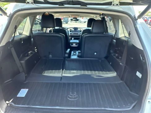 Used 2019 Toyota Highlander XLE AWD/4WD image 40