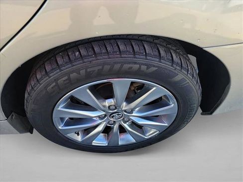 Used 2016 Toyota Camry XLE image 12