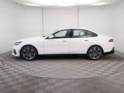 Certified 2025 BMW 530i 530i w/ M Sport Package image 9