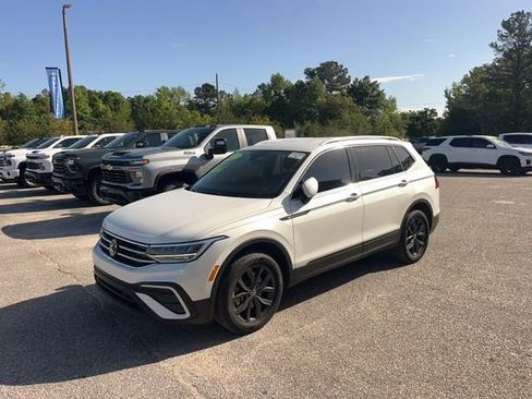 Used 2023 Volkswagen Tiguan SE image 2