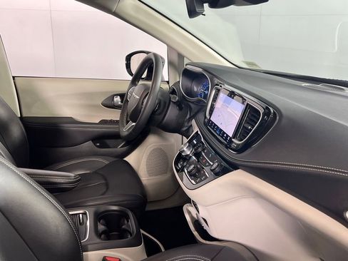 Used 2024 Chrysler Pacifica Select image 32