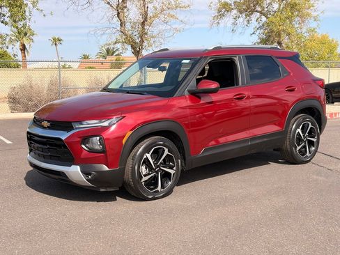 Used 2023 Chevrolet TrailBlazer LT FWD image 2