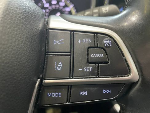 Used 2022 Toyota Highlander XLE AWD/4WD image 11