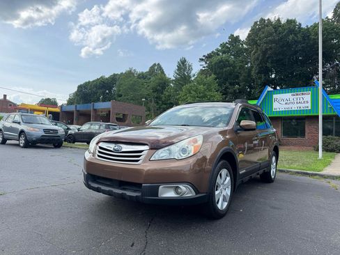 Used 2011 Subaru Outback 2.5i Premium AWD/4WD image 1