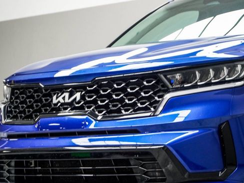 Used 2023 Kia Sorento S w/ Panoramic Sunroof Package image 2