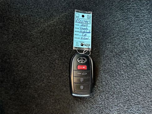 Used 2024 Toyota Highlander LE image 37