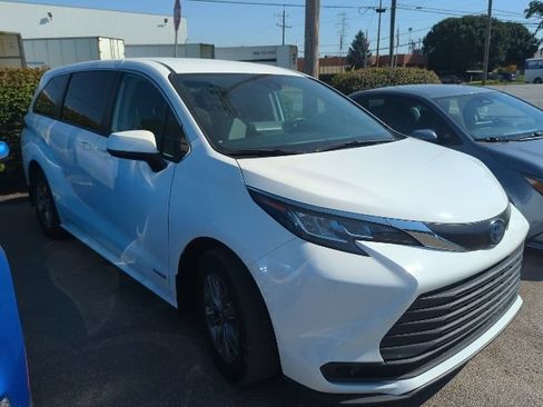 Used 2021 Toyota Sienna LE FWD image 1