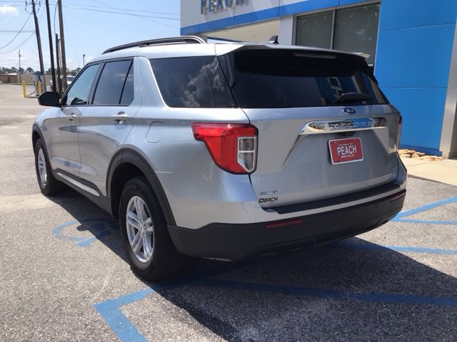 Used 2023 Ford Explorer XLT AWD/4WD image 3