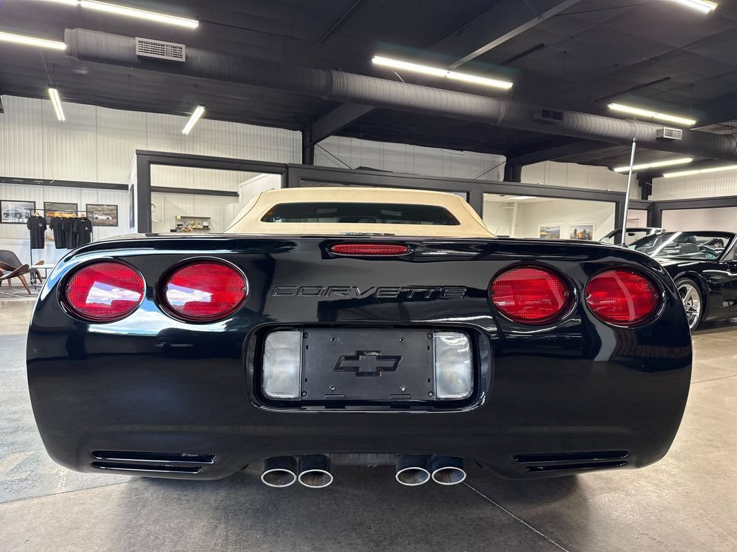 Used 2002 Chevrolet Corvette Convertible w/ Preferred Equipment Group2 RWD image 12